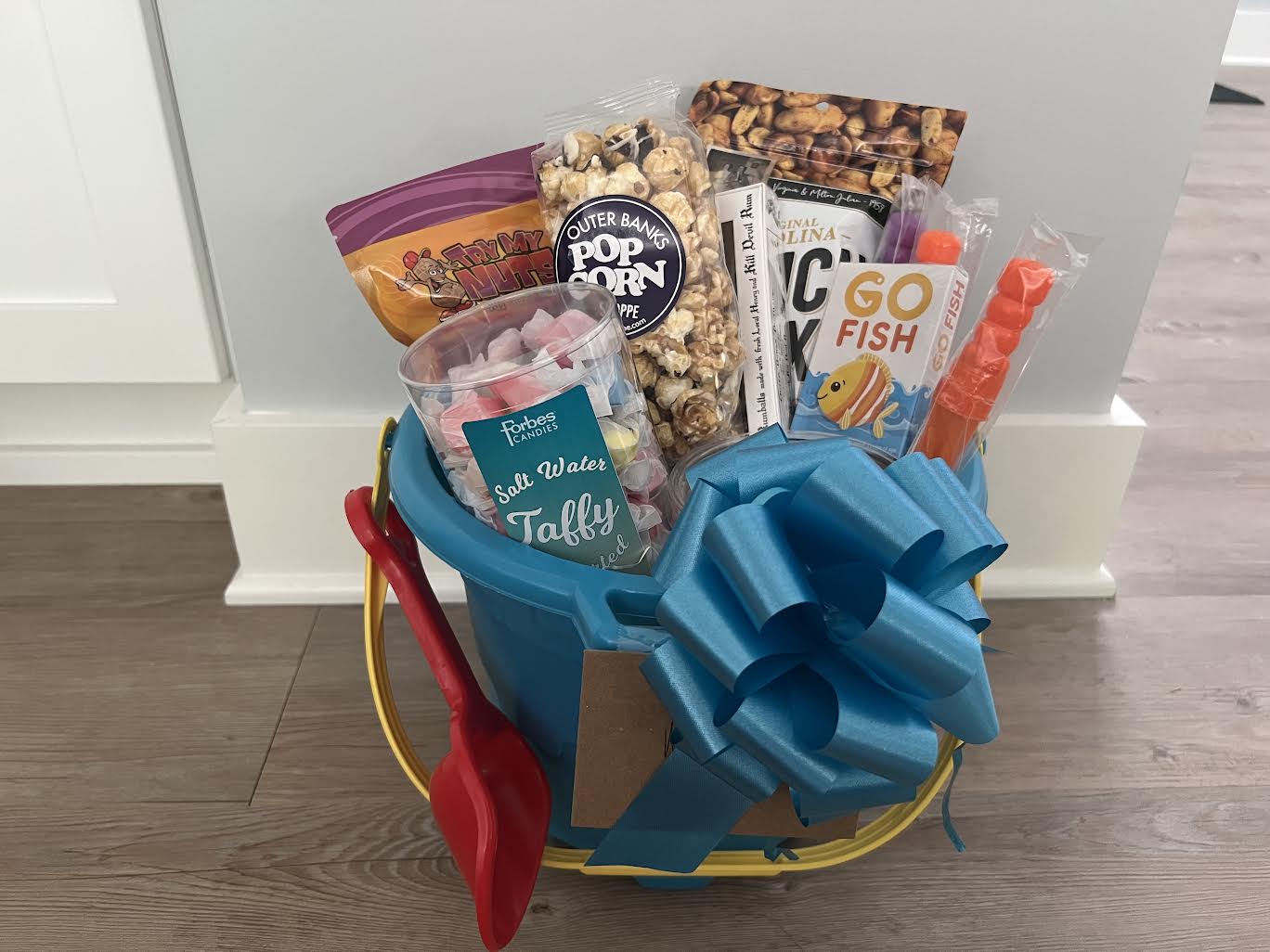 A basket with gifts, food and a blue bow